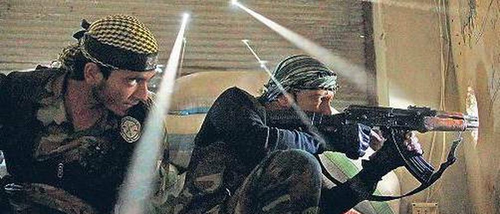 Das prämierte Bild zweier syrischer Rebellen in Aleppo. Foto: Javier Manzano
