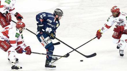 Eingekreist. Gleich drei Kölner attackieren den Berliner Darin Olver. Foto: dpa