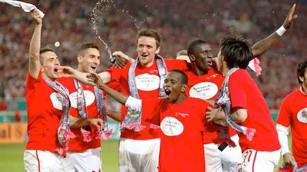 Die Mannschaft des VfB Stuttgart feiert.