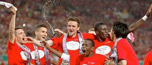 Die Mannschaft des VfB Stuttgart feiert.