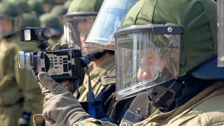 Um sich bei Großeinsätzen einen Überblick zu verschaffen, will die Polizei große Versammlungen filmen. Das Gesetz dazu ist rechtlich und politisch umstritten.