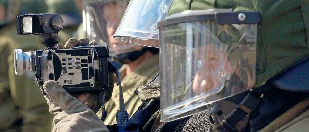 Um sich bei Großeinsätzen einen Überblick zu verschaffen, will die Polizei große Versammlungen filmen. Das Gesetz dazu ist rechtlich und politisch umstritten.