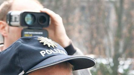 Sünder im Blick: Schon aus 1000 Metern Entfernung erkennt die Polizei ein Auto mit zu hoher Geschwindigkeit.