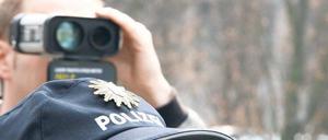 Sünder im Blick: Schon aus 1000 Metern Entfernung erkennt die Polizei ein Auto mit zu hoher Geschwindigkeit.