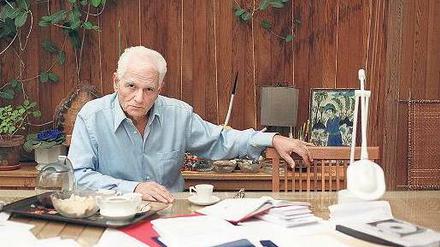 Im Freien. Jacques Derrida (1930 - 2004) habilitierte sich im Alter von 50 Jahren, arbeitete lange ohne Assistenten. „Er war sein eigenes Proletariat“, sagt eine Schülerin. Biograf Benoît Peeters schildert auch seine bislang wenig bekannte politische Sozialisation durch den Algerienkrieg. Das Bild zeigt Derrida 2001 auf der Veranda seines Hauses bei Paris.