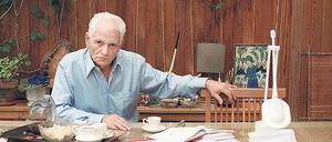 Im Freien. Jacques Derrida (1930 - 2004) habilitierte sich im Alter von 50 Jahren, arbeitete lange ohne Assistenten. „Er war sein eigenes Proletariat“, sagt eine Schülerin. Biograf Benoît Peeters schildert auch seine bislang wenig bekannte politische Sozialisation durch den Algerienkrieg. Das Bild zeigt Derrida 2001 auf der Veranda seines Hauses bei Paris.