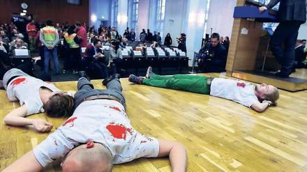Massiver Protest. Demonstranten im Audimax der HU als Kriegsopfer.