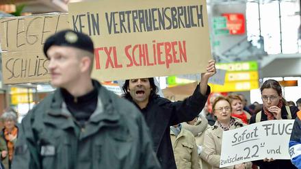 Flughafendemo. In Tegel protestierten Fluglärmgegner. Sie fordern auch, Tegel auf jeden Fall nach einer Eröffnung des BER zu schließen.