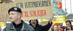 Flughafendemo. In Tegel protestierten Fluglärmgegner. Sie fordern auch, Tegel auf jeden Fall nach einer Eröffnung des BER zu schließen.