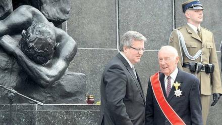 Ein Orden für den Mut. Am Freitag, dem 70. Jahrestag des Aufstandes im Warschauer Ghetto, zeichnete Polens Präsident Bronislaw Komorowski (l.) den Überlebenden Symcha Ratajzer-Rotem aus. Er hatte gemeinsam mit anderen Juden gegen die deutschen Besatzer gekämpft - vergeblich. Foto: Janek Karzynski/AFP