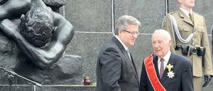 Ein Orden für den Mut. Am Freitag, dem 70. Jahrestag des Aufstandes im Warschauer Ghetto, zeichnete Polens Präsident Bronislaw Komorowski (l.) den Überlebenden Symcha Ratajzer-Rotem aus. Er hatte gemeinsam mit anderen Juden gegen die deutschen Besatzer gekämpft - vergeblich. Foto: Janek Karzynski/AFP