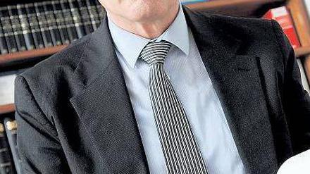 Ein harter, aber fairer Jurist. So wird der Vorsitzende Richter des Oberlandesgerichts München, Manfred Götzl, beschrieben. Dass er auch stur ist, hat er bewiesen. 