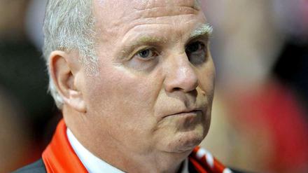 Der große Knall am Samstag den 21. April 2013: Die Nachricht von Uli Hoeneß’ Selbstanzeige wird publik, mitsamt Details über ein Konto in der Schweiz. Der Vorzeige-Fußballmanager als Steuerhinterzieher?