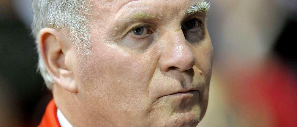 Der große Knall am Samstag den 21. April 2013: Die Nachricht von Uli Hoeneß’ Selbstanzeige wird publik, mitsamt Details über ein Konto in der Schweiz. Der Vorzeige-Fußballmanager als Steuerhinterzieher?