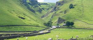 Am Winnats Pass machen die High Peaks der Grafschaft Derbyshire ihrem Namen alle Ehre. Doch Radler sollten sich nicht schrecken lassen – Anstiege wie diese sind eher selten im Norden Englands.