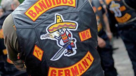 Im Auto eines Bandidos-Rockers hat die Berliner Polizei etliche Waffen gefunden.