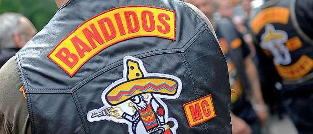 Im Auto eines Bandidos-Rockers hat die Berliner Polizei etliche Waffen gefunden.