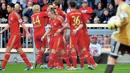 Auch mit der Zweitbesetzung erstklassig. Die Bayern-Spieler feiern das 2:0 durch Mario Gomez gegen überforderte Nürnberger.