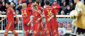 Auch mit der Zweitbesetzung erstklassig. Die Bayern-Spieler feiern das 2:0 durch Mario Gomez gegen überforderte Nürnberger.