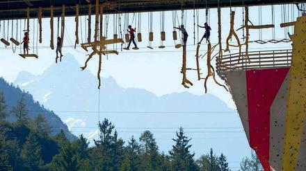 Bloß nicht nach unten schauen! Wer sich diese Hangelei im sogenannten Outdoorpark „Area 47“ in Tirol zutraut, ist schon sehr nah am Abenteuer.