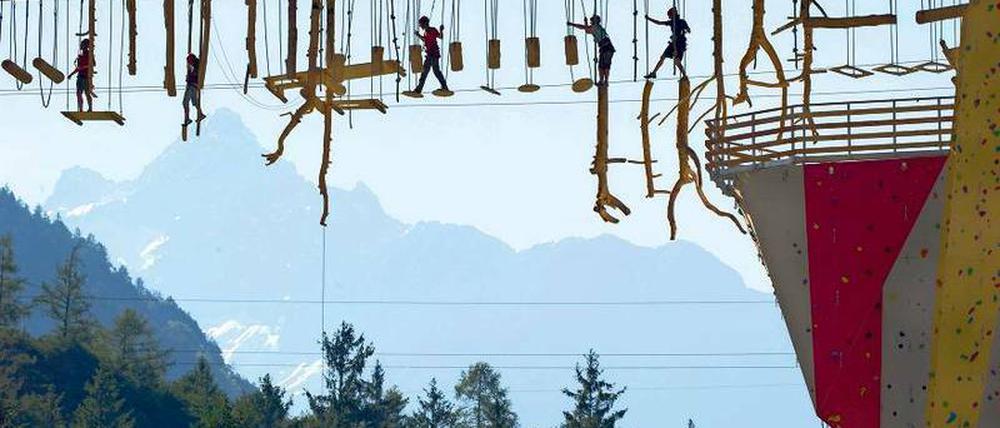 Bloß nicht nach unten schauen! Wer sich diese Hangelei im sogenannten Outdoorpark „Area 47“ in Tirol zutraut, ist schon sehr nah am Abenteuer.