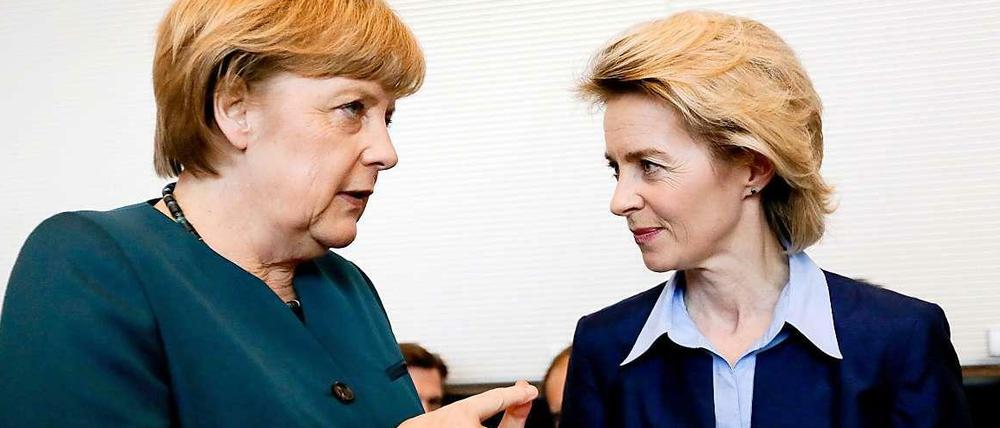 Angela Merkel und Ursula von der Leyen vor der Fraktionssitzung.