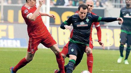 Dribbeln gegen den Abstieg. Der Bremer Philipp Bargfrede versucht den Düsseldorfern Stylianos Malezas (l.) und Dani Schahin zu entkommen.