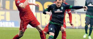 Dribbeln gegen den Abstieg. Der Bremer Philipp Bargfrede versucht den Düsseldorfern Stylianos Malezas (l.) und Dani Schahin zu entkommen.