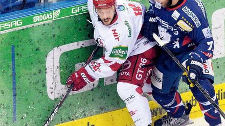 Aus der Klemme befreit. Andreas Falk (links) und die Kölner Haie konnten sich am Dienstagabend bei Mark Katic und dessen Eisbären für die Niederlage im ersten Eishockey-Endspiel revanchieren. Foto: dpa