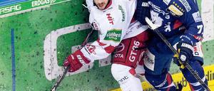 Aus der Klemme befreit. Andreas Falk (links) und die Kölner Haie konnten sich am Dienstagabend bei Mark Katic und dessen Eisbären für die Niederlage im ersten Eishockey-Endspiel revanchieren. Foto: dpa