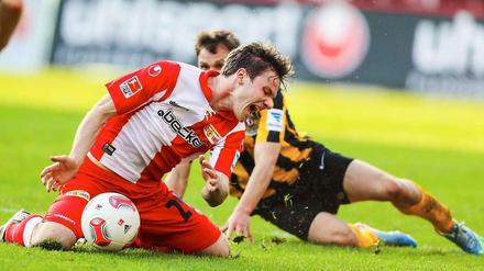 Mittelfeldspieler Michael Parensen (vorn), hier im Zweikampf mit Tobias Jänicke sagt: „Am Ende ist es nicht so interessant, ob wir Fünfter oder Siebter werden.“