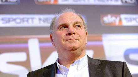 Er ist die Figur des deutschen Fußballs. Nun wird gegen Uli Hoeneß wegen Steuerhinterziehung ermittelt. Im Januar soll er sich selbst angezeigt haben.