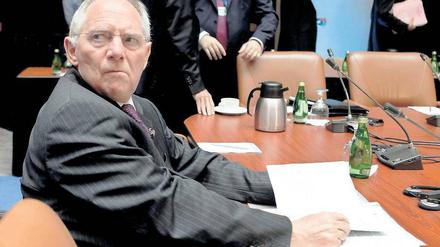 Minister unter Druck. Wolfgang Schäuble wehrt sich gegen die Forderung nach einer expansiven Fiskalpolitik. 