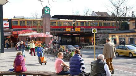 Die S-Bahnbrücke ist ein Provisorium und muss ausgetauscht werden. Zusätzlich soll es einen zweiten Zugang geben, rechts, unter der Brückendurchfahrt, wird der Zugang durch die Mauer geschlagen. Die Treppe daneben zum Postplatz bleibt bestehen. Allerdings führt auch noch ein Radweg dort vorbei und der Bürgersteig ist besonders eng. Deshalb sind die Kritiker empört von der Entscheidung der Bahn.