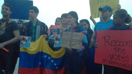 Am Dienstagabend haben die Gegner des neu ausgerufenen venezolansichen Präsidenten Maduro auf dem Berliner Ernst-Reuter-Platz demonstriert.