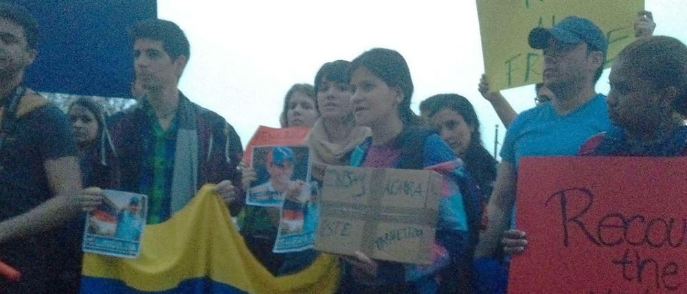 Am Dienstagabend haben die Gegner des neu ausgerufenen venezolansichen Präsidenten Maduro auf dem Berliner Ernst-Reuter-Platz demonstriert.