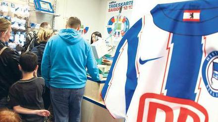 Vor dem Spiel. Karten gab es auch gestern im Hertha-Shop im Europa-Center zu kaufen – nicht mehr allerdings das Billigangebot von zwei Tickets für zehn Euro.