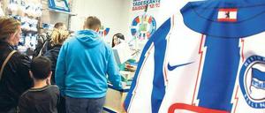 Vor dem Spiel. Karten gab es auch gestern im Hertha-Shop im Europa-Center zu kaufen – nicht mehr allerdings das Billigangebot von zwei Tickets für zehn Euro. 