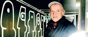 Die bunten Köpfe des Künstlers Thierry Noir an der East Side Gallery sind weltberühmt. Nun bemalt er den Partykeller eines Hostels in der Oranienburger Straße. 