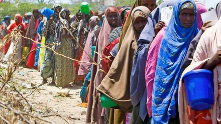 Somalische Frauen stehen Schlange in Mogadischu und warten auf Lebensmittelhilfen des Roten Kreuzes (2011). Als Schlüssel der Entwicklungspolitik gelten aber längst nicht mehr direkte Hilfen, sondern die Hilfe beim Aufbau effizienter Regierungsstrukturen ("Good Governance").