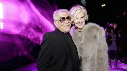 Von Zürich nach Berlin: Lisa Feldmann, hier mit dem Designer Roberto Cavalli, wechselt als Chefredakteurin von der „Annabelle“ zum „Interview“-Magazin. 