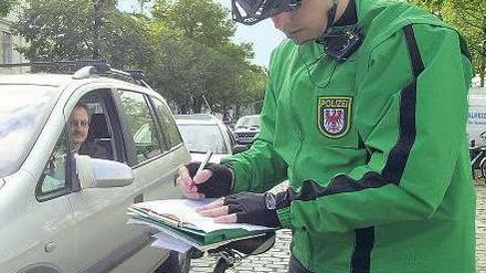 Einsatzfahrzeug. In anderen Städten – wie hier in Potsdam – sind Polizisten seit Jahren per Fahrrad unterwegs. In Berlin sollen vom nächsten Jahr an 24 Beamte regelmäßig radeln. Für bessere Beschleunigung ist der Einsatz von E-Bikes geplant. 