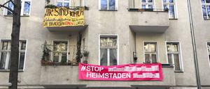 Plakat gegen den Investor Heimstaden in der Emdener Strasse.