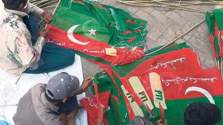 Vorbereitungen für die Wahl. In Lahore, der Hauptstadt der Provinz Pandschab, werden schon Parteiflaggen produziert. 