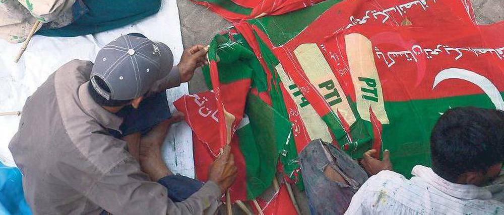 Vorbereitungen für die Wahl. In Lahore, der Hauptstadt der Provinz Pandschab, werden schon Parteiflaggen produziert. 