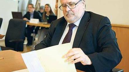 Die Papiere, bitte. Brandenburgs Flughafenkoordinator Rainer Bretschneider. Foto: dpa