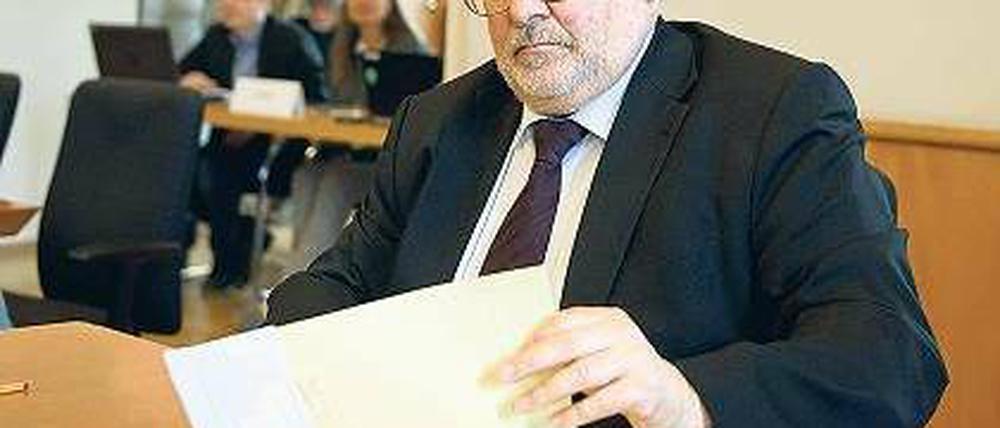 Die Papiere, bitte. Brandenburgs Flughafenkoordinator Rainer Bretschneider. Foto: dpa