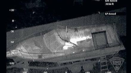 Mit Wärmebildkamera aufgenommen. Das Foto zeigt den versteckten Attentäter in dem Boot. 