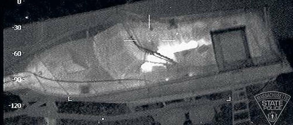 Mit Wärmebildkamera aufgenommen. Das Foto zeigt den versteckten Attentäter in dem Boot. 
