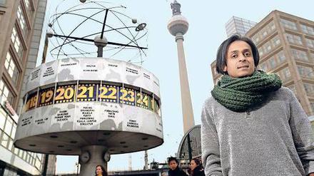 Der erste Ort, den Naren Shaam in Berlin kannte, war der Alexanderplatz. Hier steht er mit dickem Schal an der Weltzeituhr.